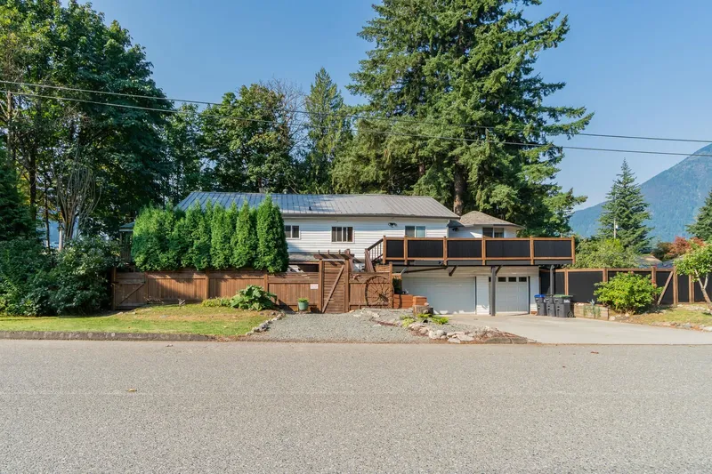 695 HUDSON BAY STREET - photo 1 of 25