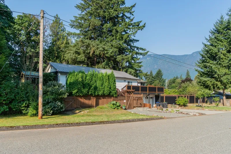 695 HUDSON BAY STREET - photo 2 of 25