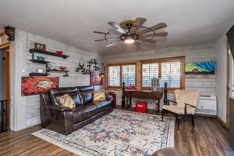 695 HUDSON BAY STREET - photo 4 of 25