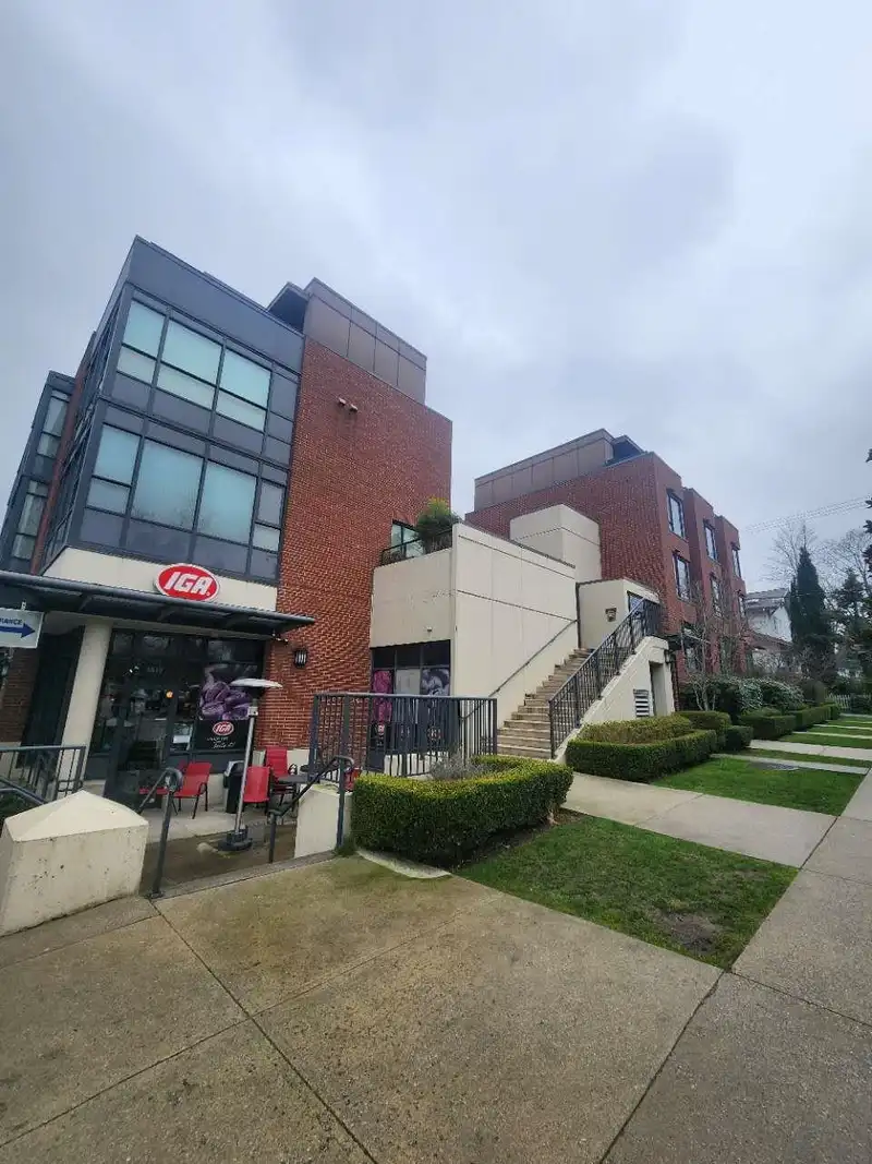 217 1961 COLLINGWOOD STREET - photo 2 of 17