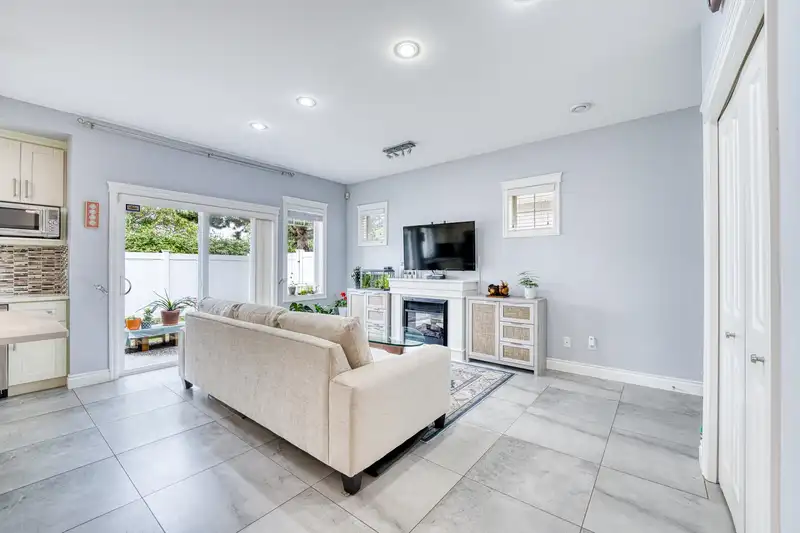 30 11393 STEVESTON HIGHWAY - photo 4 of 22