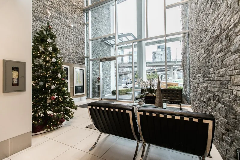 501 1455 HOWE STREET - photo 3 of 20