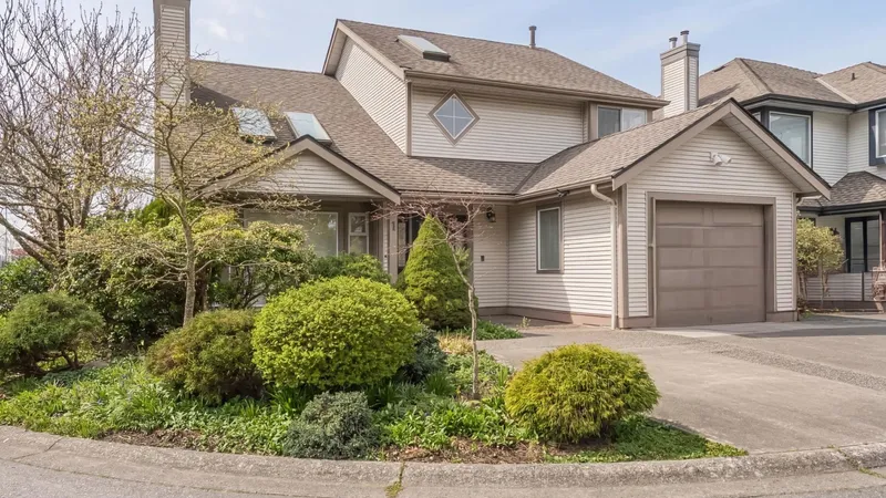 1 4756 62 STREET - photo 1 of 25