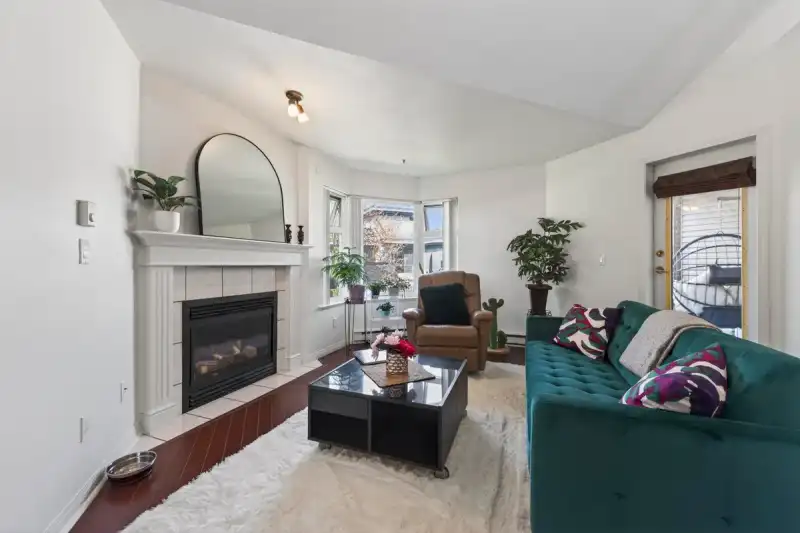306 1999 SUFFOLK AVENUE - photo 1 of 31
