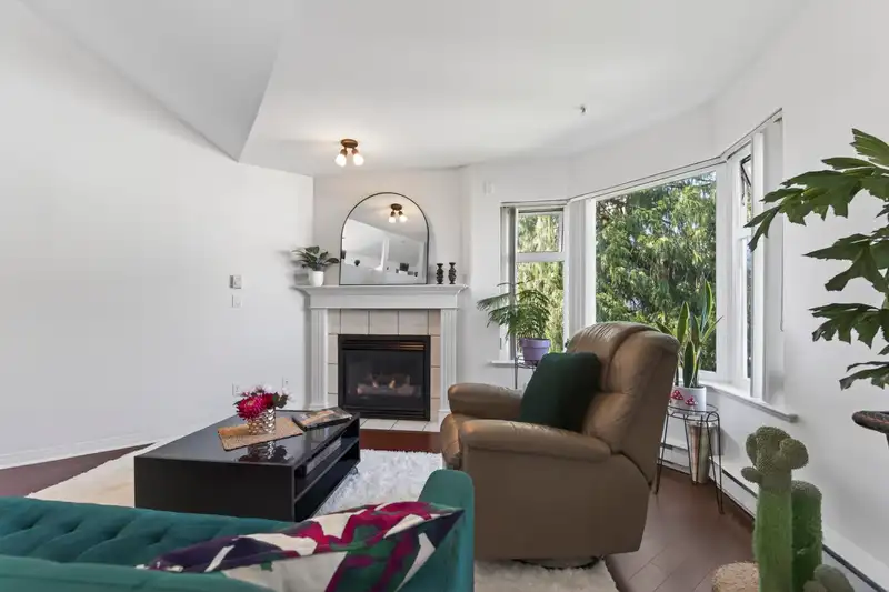 306 1999 SUFFOLK AVENUE - photo 3 of 31