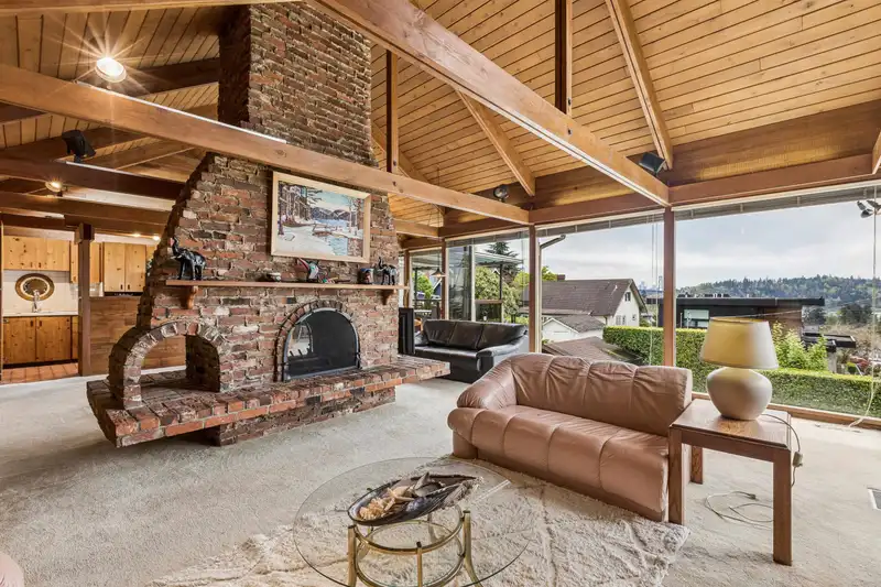 1092 DUCHESS AVENUE - photo 4 of 40