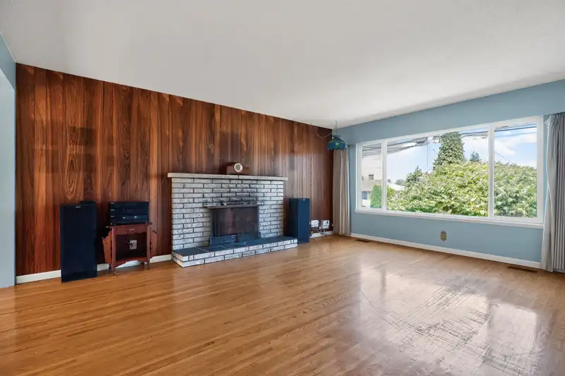 11446 94 AVENUE - photo 3 of 34