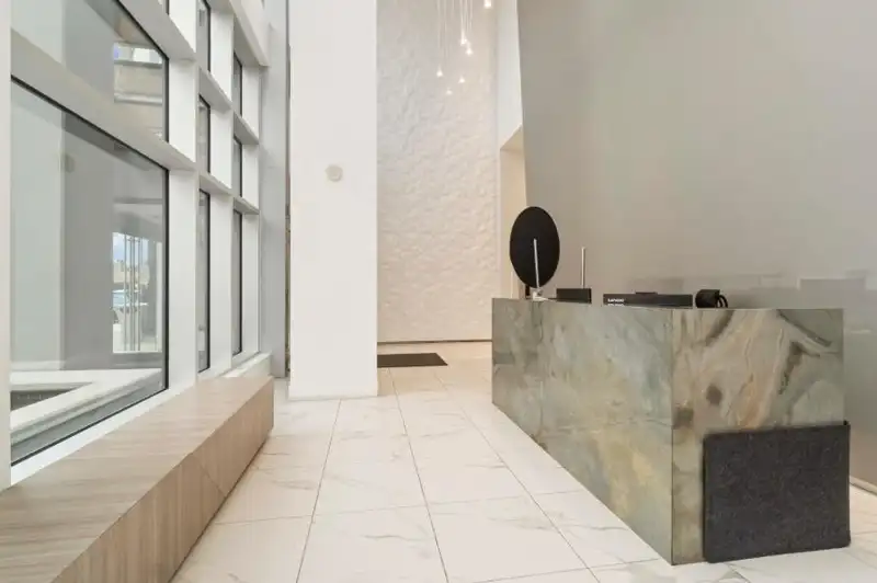 1706 7388 KINGSWAY - photo 2 of 31