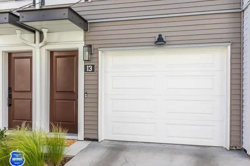 13 2774 MONTROSE AVENUE - photo 2 of 40