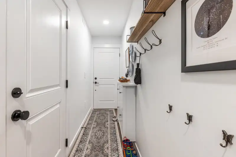 13 2774 MONTROSE AVENUE - photo 4 of 40