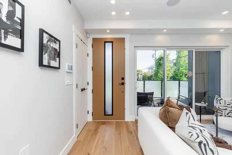 2 676 E 22ND AVENUE - photo 4 of 23