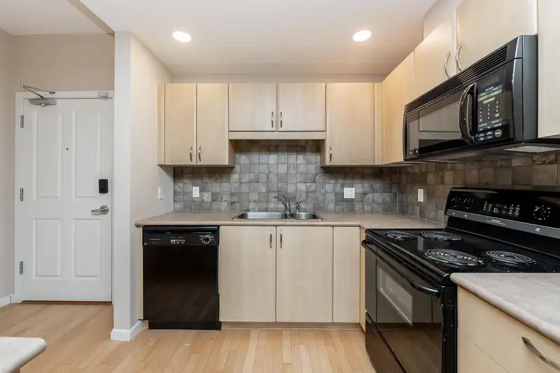 418 285 NEWPORT DRIVE - photo 4 of 36