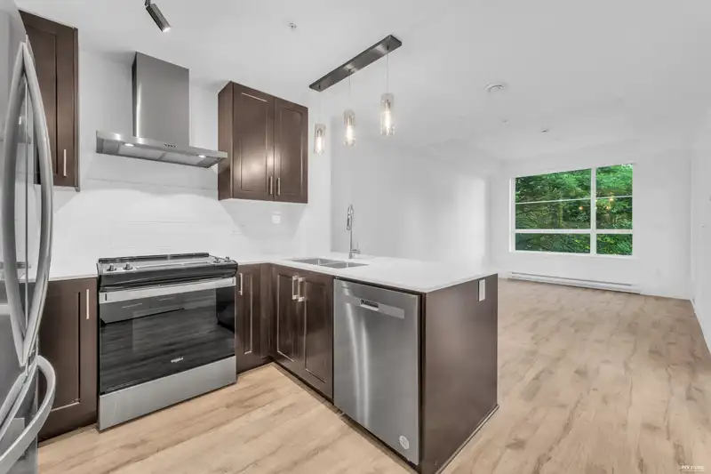 310 6338 KING GEORGE BOULEVARD - photo 2 of 36