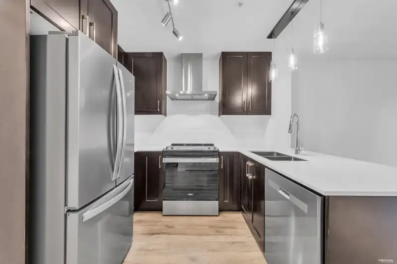 310 6338 KING GEORGE BOULEVARD - photo 3 of 36