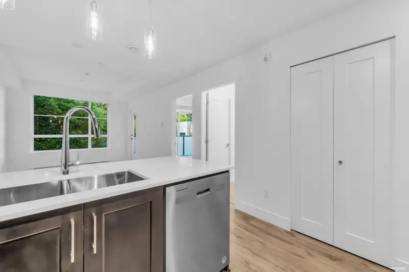 310 6338 KING GEORGE BOULEVARD - photo 4 of 36