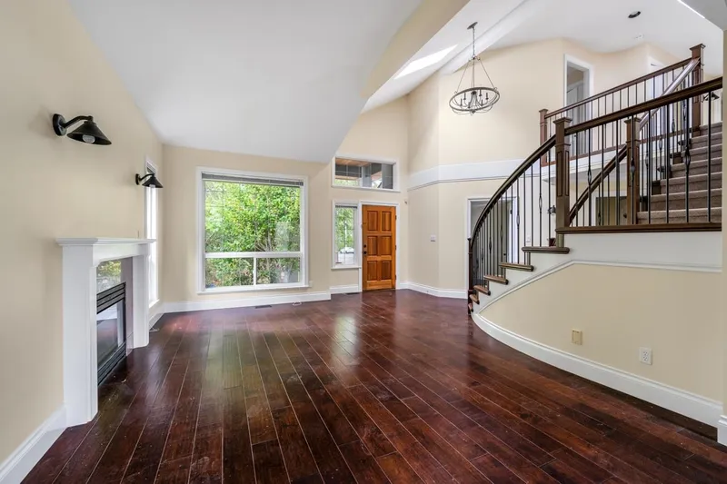 12588 25 AVENUE - photo 2 of 19