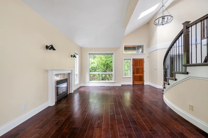 12588 25 AVENUE - photo 4 of 19