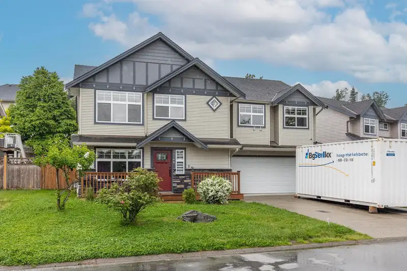 35166 LABURNUM AVENUE - photo 2 of 40