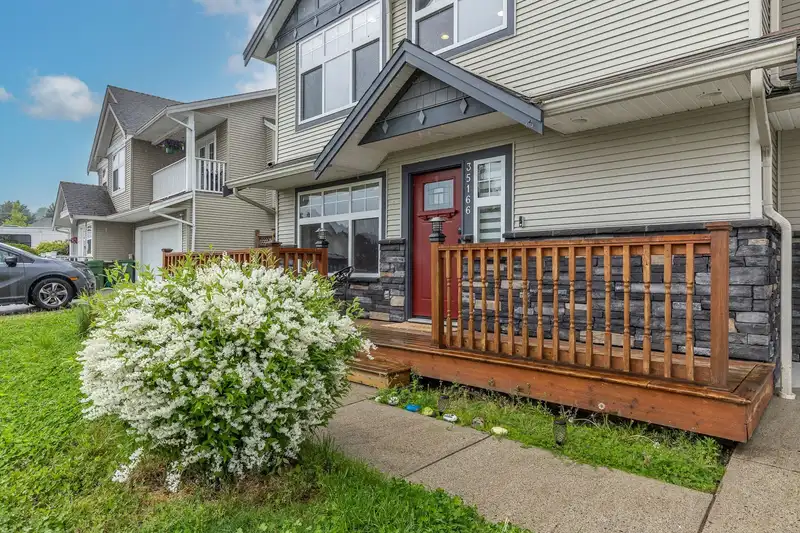 35166 LABURNUM AVENUE - photo 3 of 40