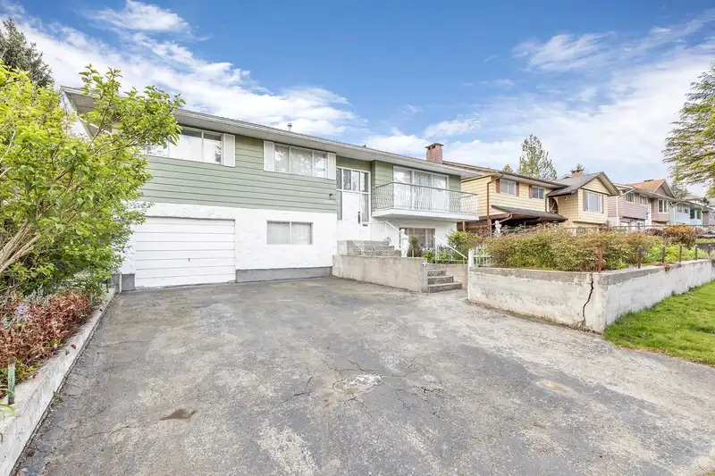 13886 78 AVENUE - photo 1 of 33