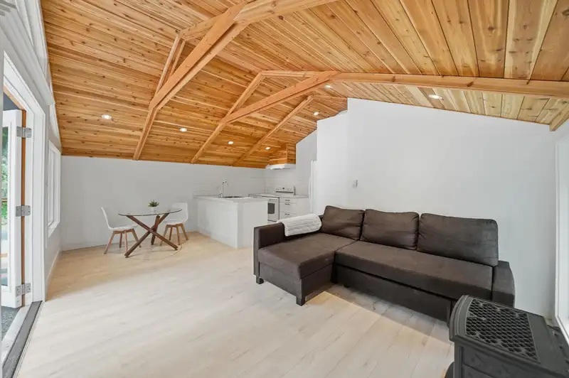 675 LITTLE BOULEVARD - photo 2 of 40