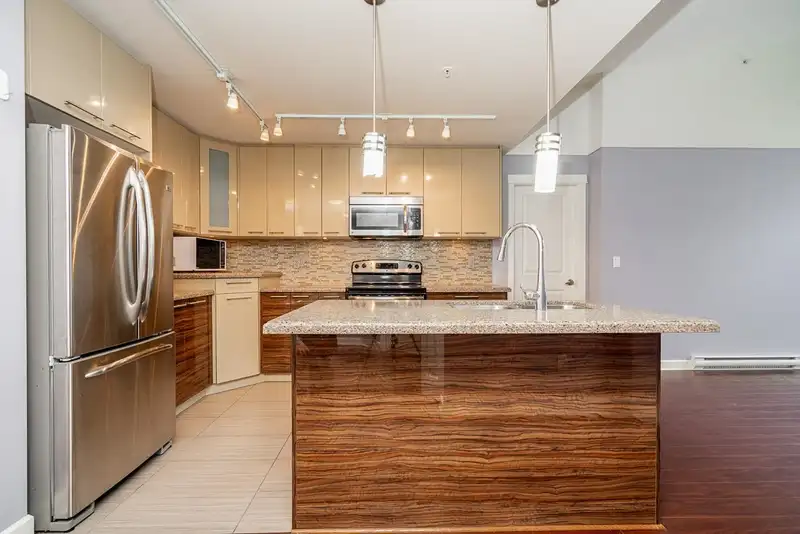 419 12039 64 AVENUE - photo 3 of 39
