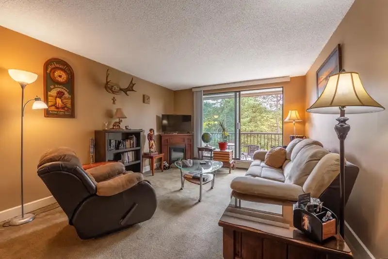 205 1720 SOUTHMERE CRESCENT - photo 4 of 17