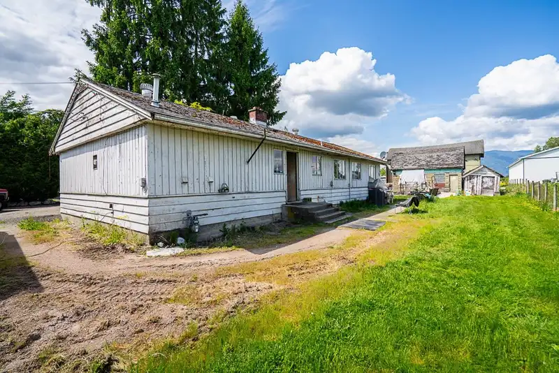 18365 LOUGHEED HIGHWAY - photo 4 of 40