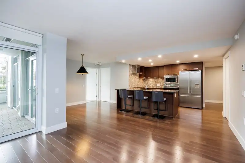 108 210 W 13TH STREET - photo 2 of 39