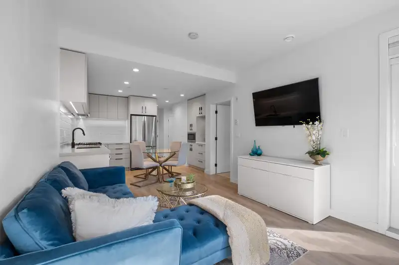109 3038 ST GEORGE STREET - photo 3 of 33