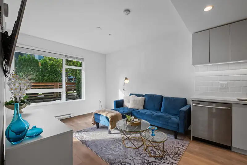 109 3038 ST GEORGE STREET - photo 4 of 33