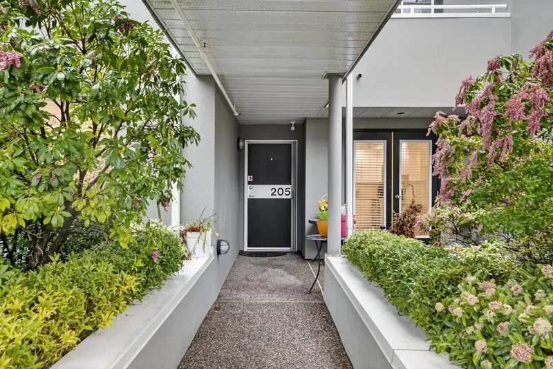 205 3151 WOODBINE DRIVE - photo 4 of 20