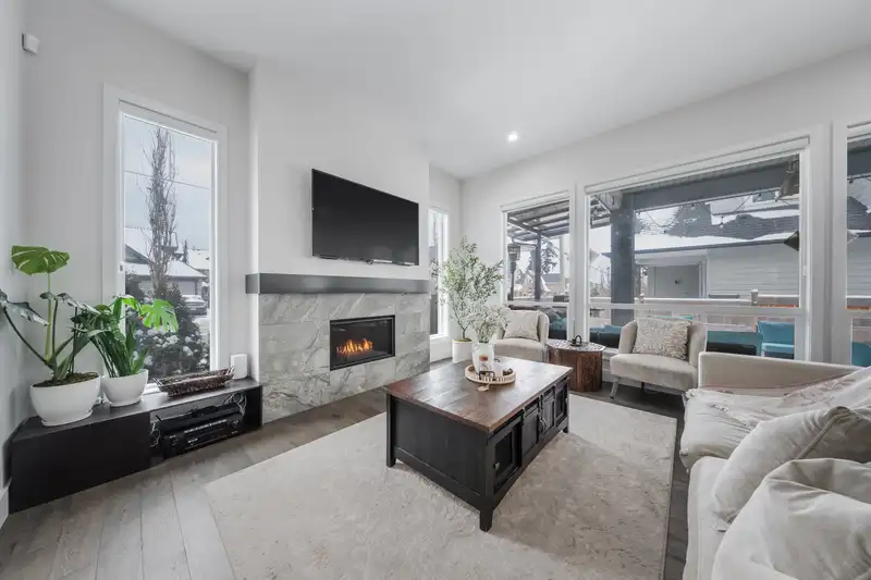 16405 25 AVENUE - photo 3 of 39
