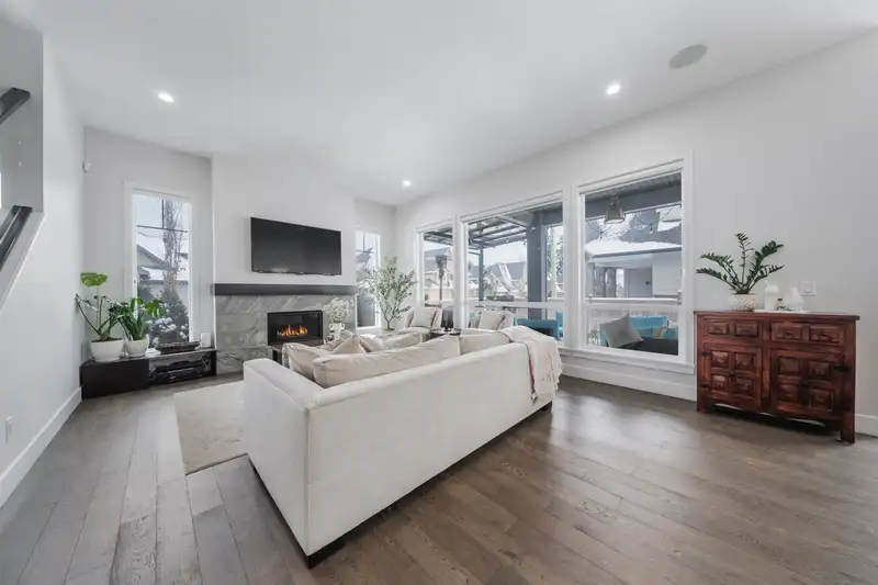16405 25 AVENUE - photo 4 of 39