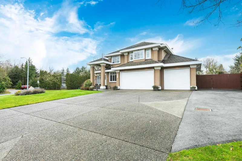 4411 BENZ CRESCENT - photo 3 of 25