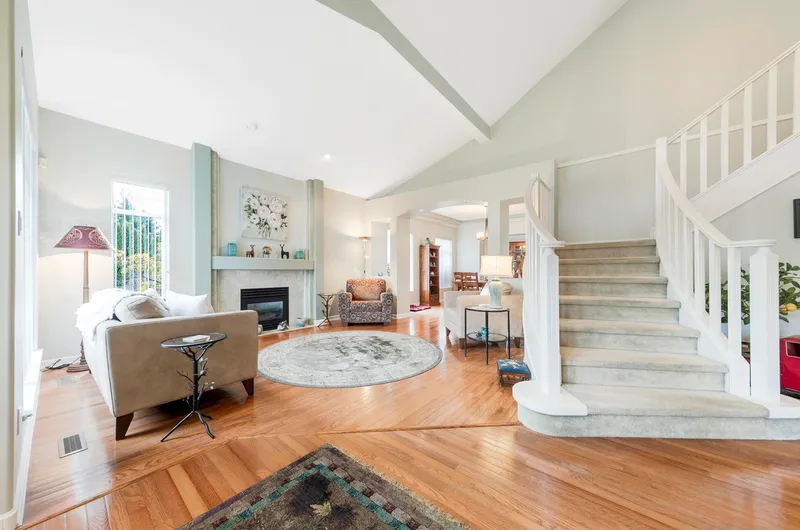 4411 BENZ CRESCENT - photo 4 of 25