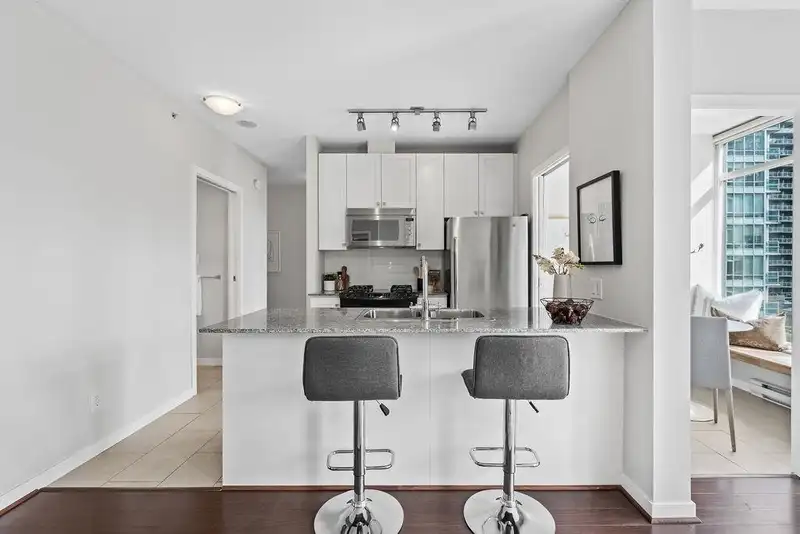 607 480 ROBSON STREET - photo 4 of 40