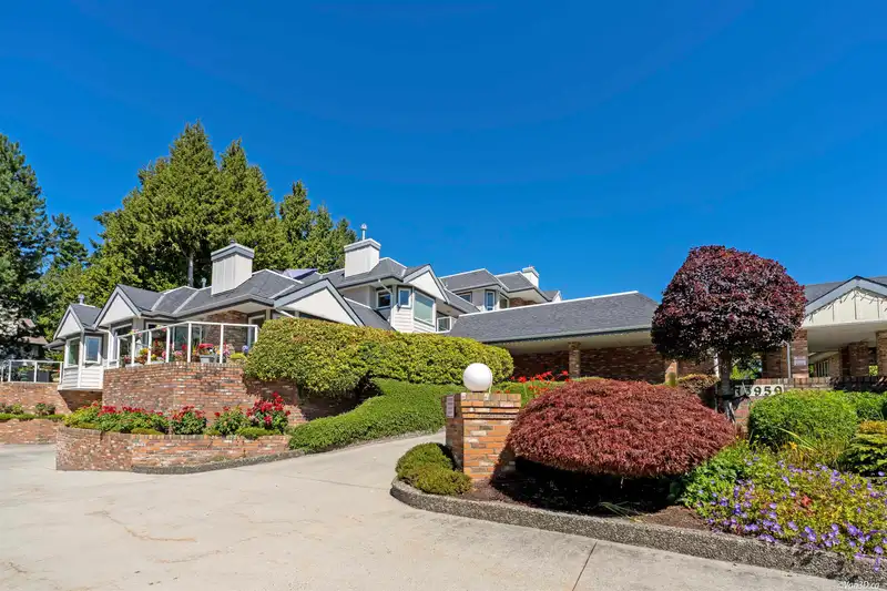 110 13959 16 AVENUE - photo 1 of 33