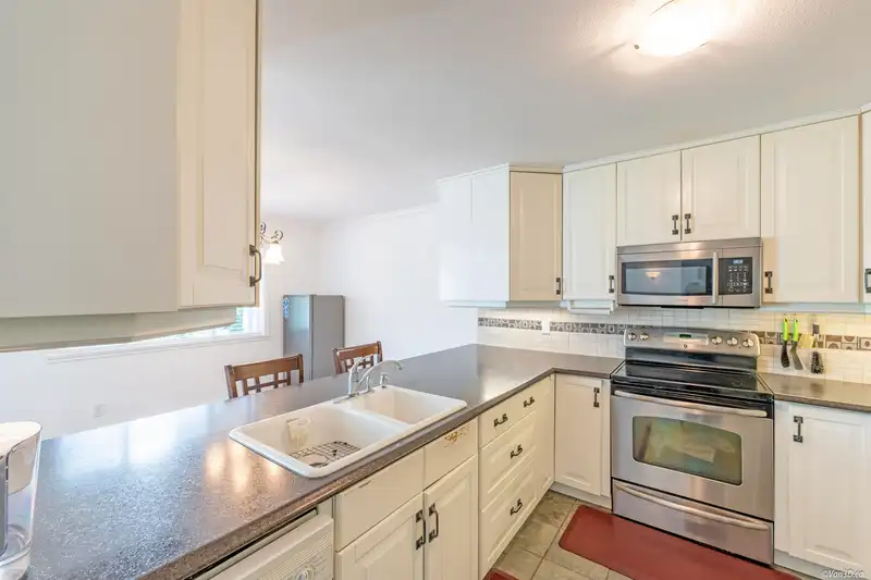 110 13959 16 AVENUE - photo 3 of 33