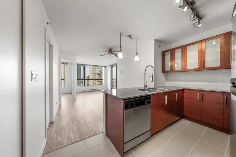 601 813 AGNES STREET - photo 2 of 36
