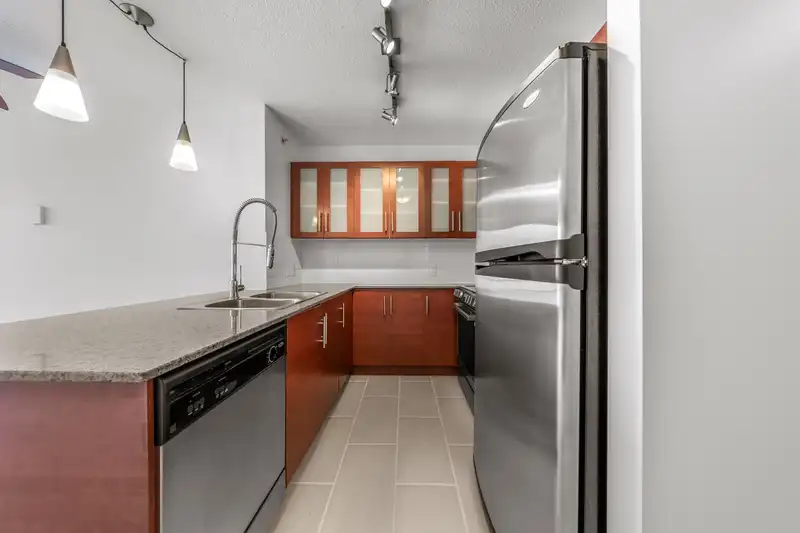 601 813 AGNES STREET - photo 3 of 36