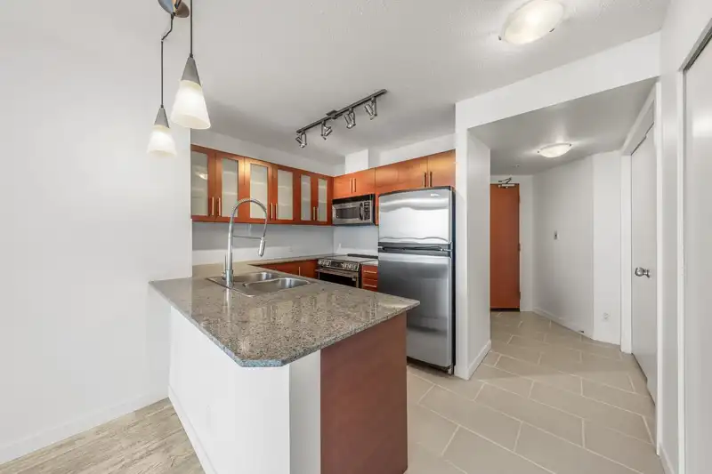 601 813 AGNES STREET - photo 4 of 36
