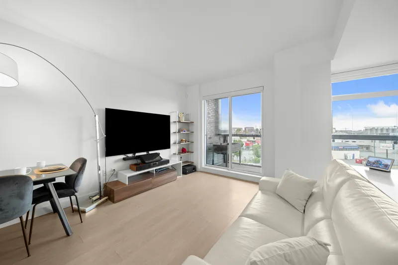 301 8888 OSLER STREET - photo 3 of 25