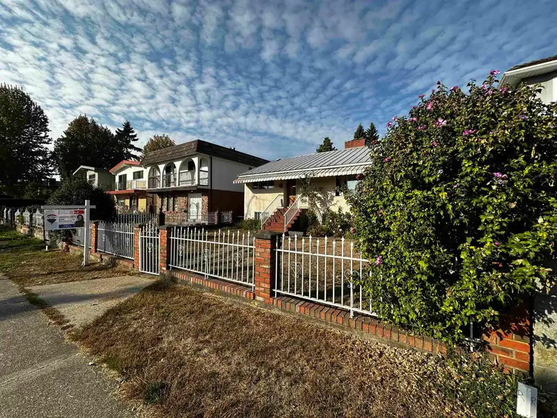 2621 E 8TH AVENUE - photo 3 of 13