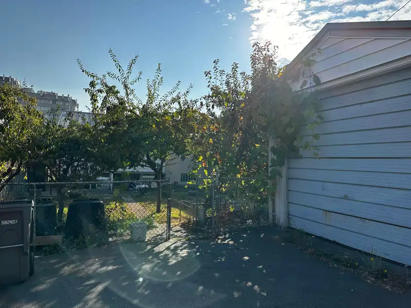 2621 E 8TH AVENUE - photo 4 of 13