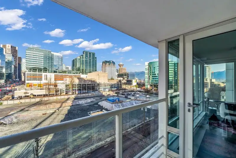 909 161 W GEORGIA STREET - photo 1 of 20