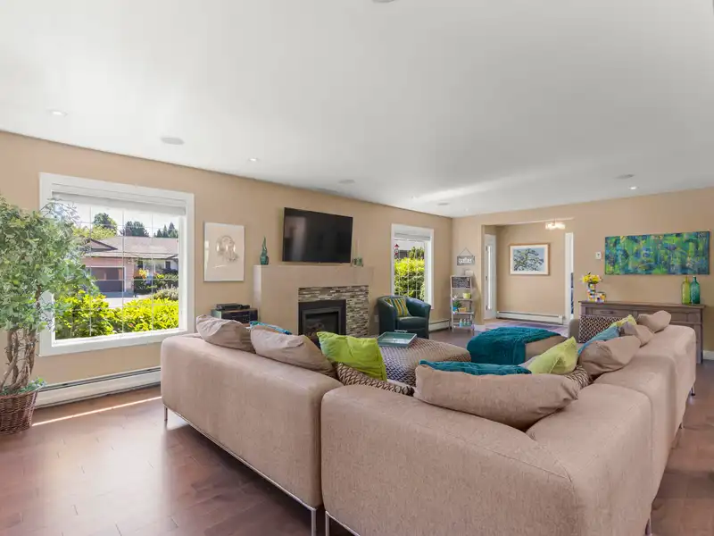 12 SENNOK CRESCENT - photo 4 of 37