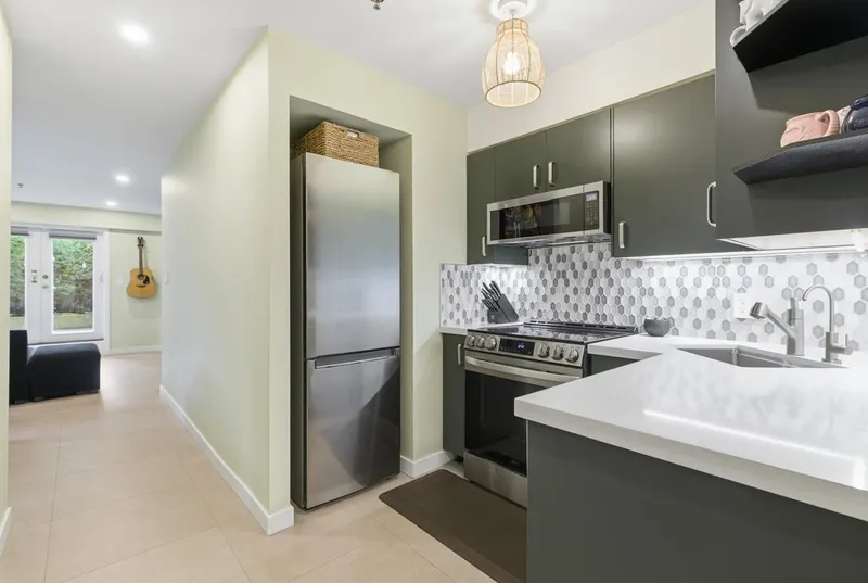 104 828 W 14TH AVENUE - photo 3 of 23