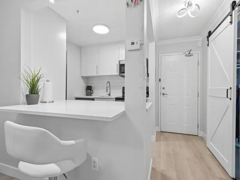 410 715 ROYAL AVENUE - photo 1 of 13