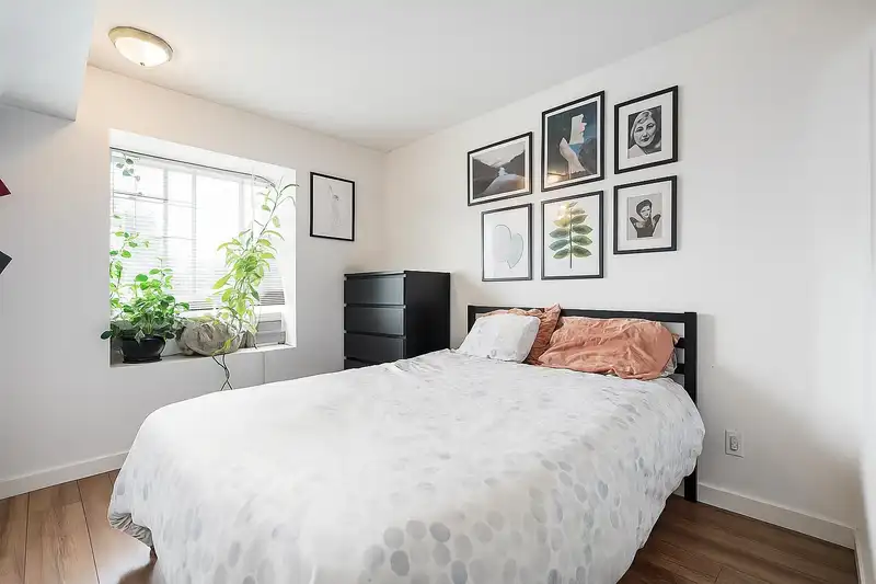 212 868 KINGSWAY - photo 2 of 27